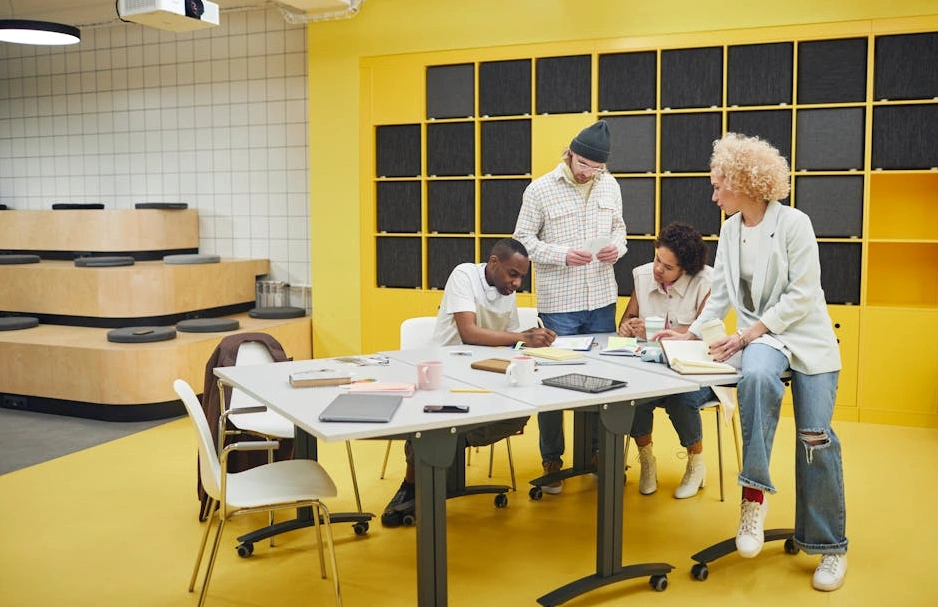 Team diversificato di Prime Axis Consulting in una riunione strategica.